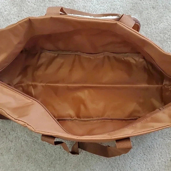 DSW Weekender Bag with Removable Pouch Shoulder Strap Tawny Zippered NWOT - Picture 8 of 8